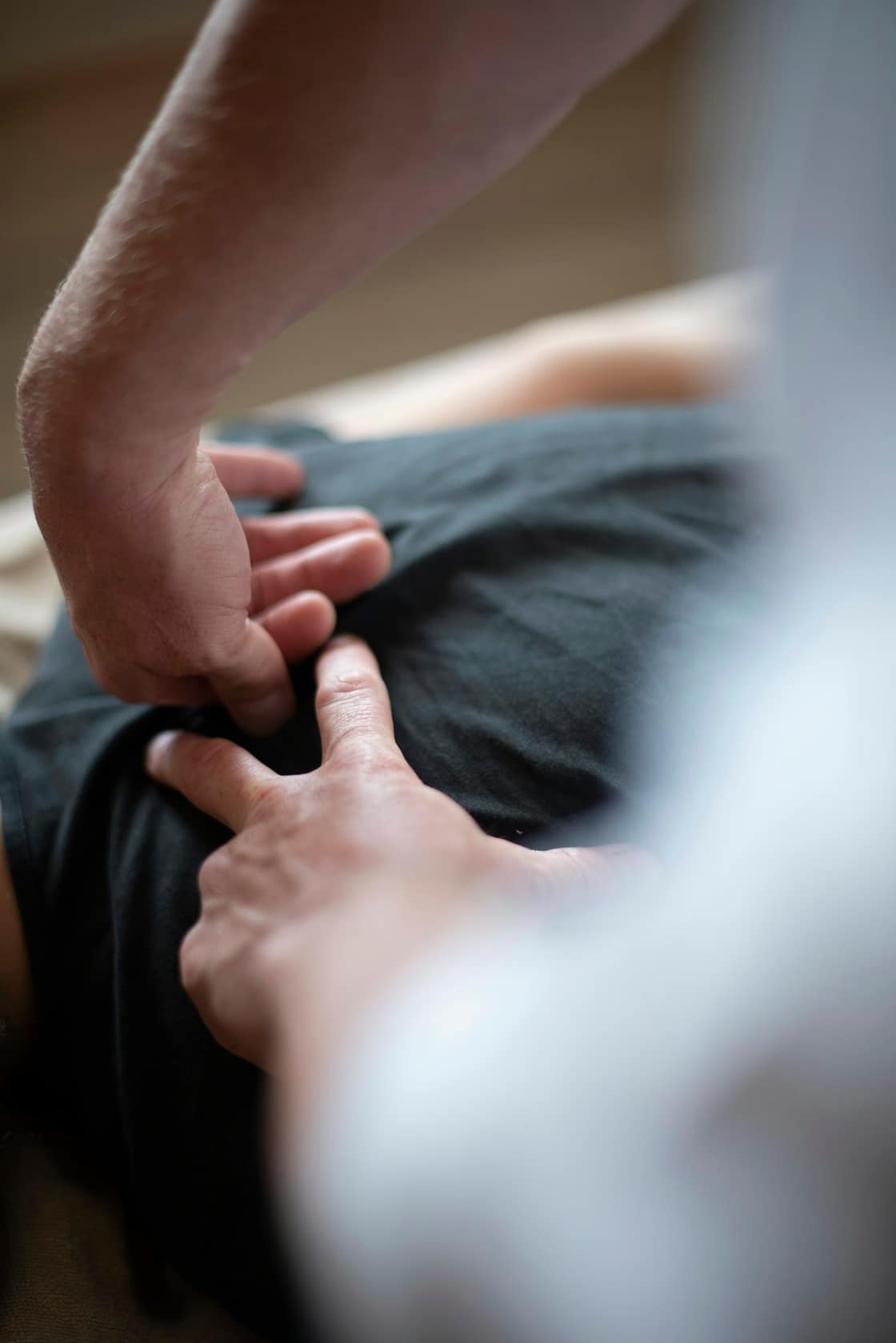 Manuelle Therapie: gezielter Handgriff an Rücken und Wirbelsäule.